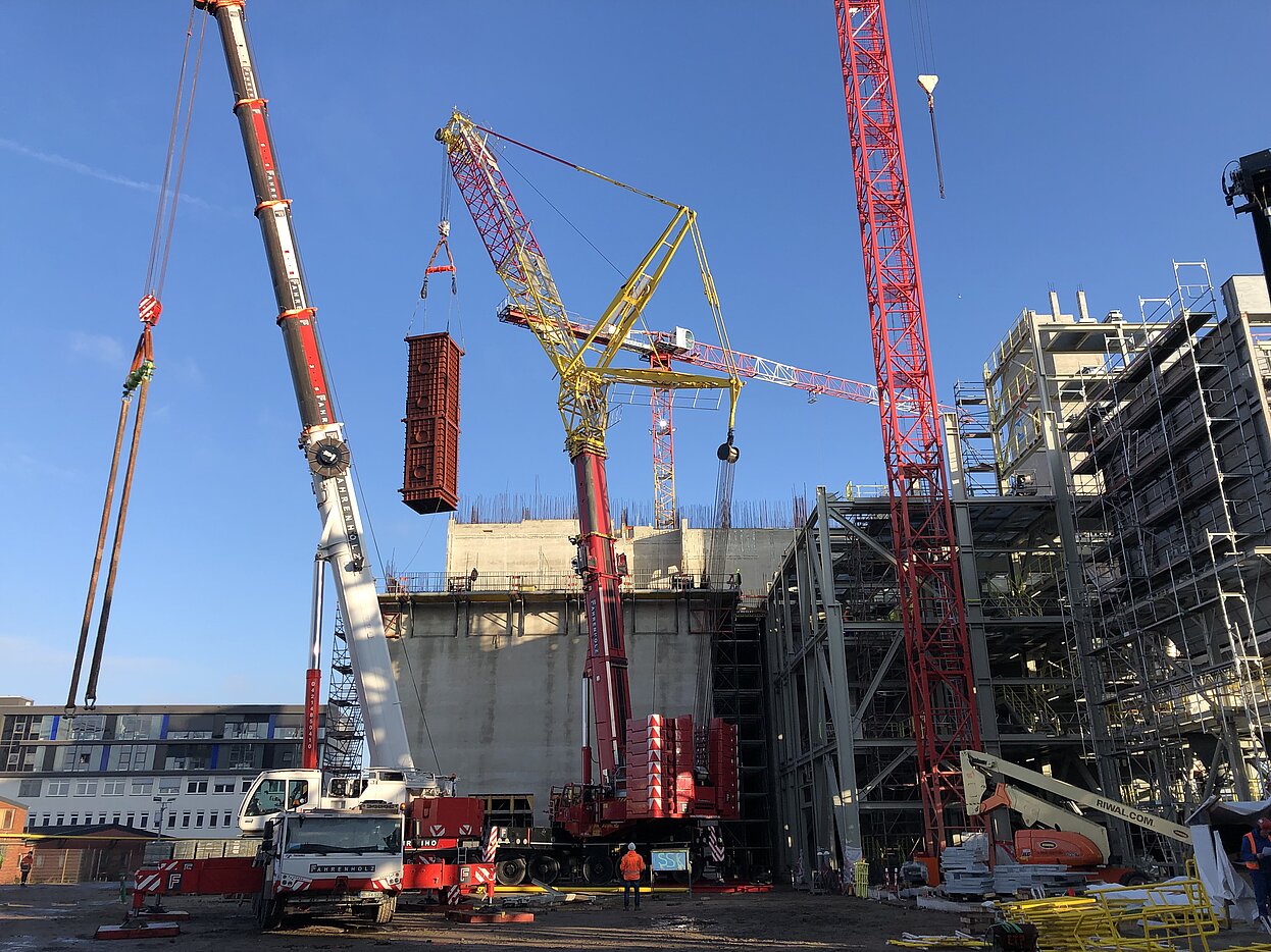 Foto, Baustelle, Spezial-Autokran hebt braunes eckiges Kesselelement 